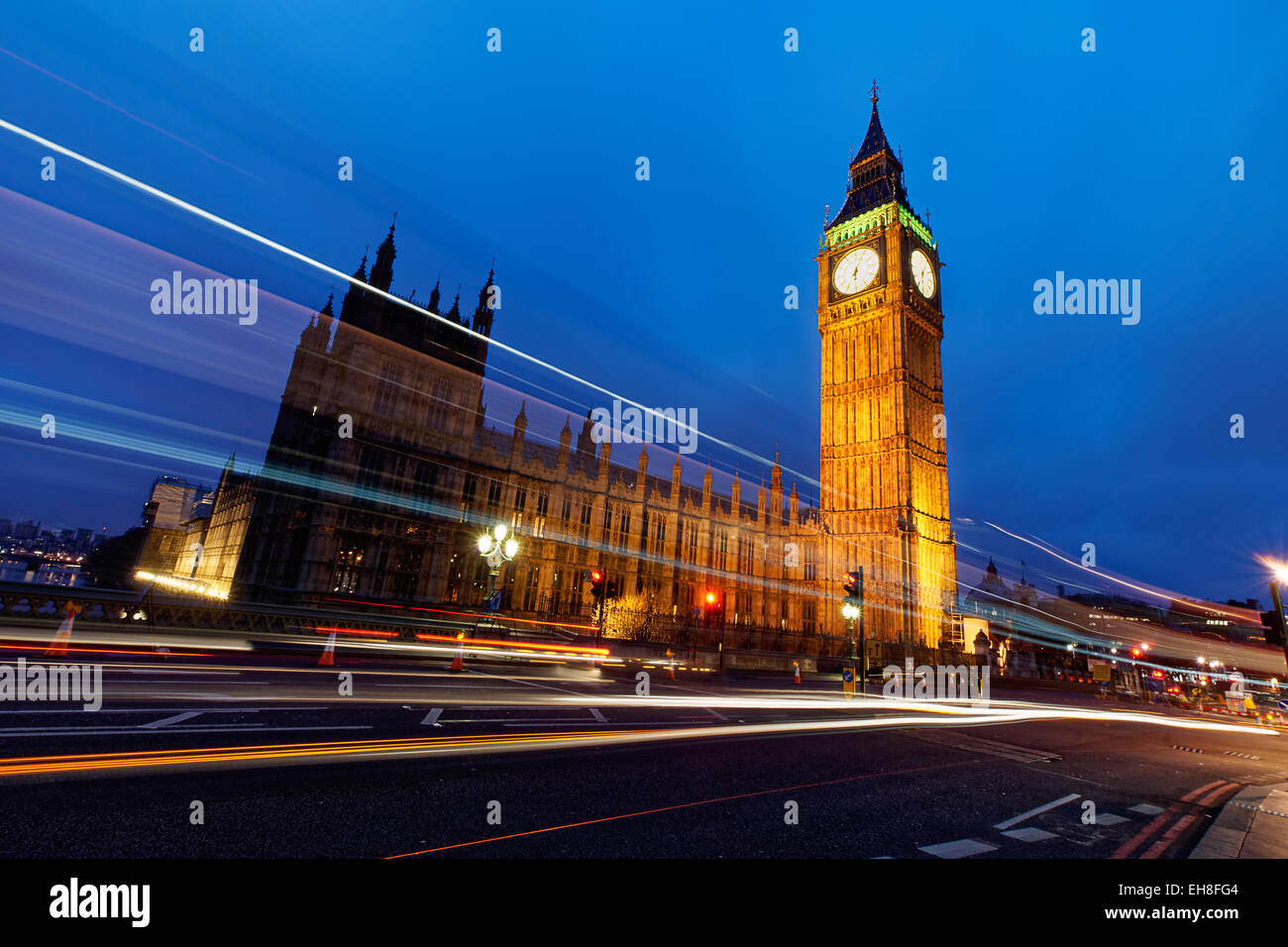 Westminster By Night mit Lichtspuren Stockfoto