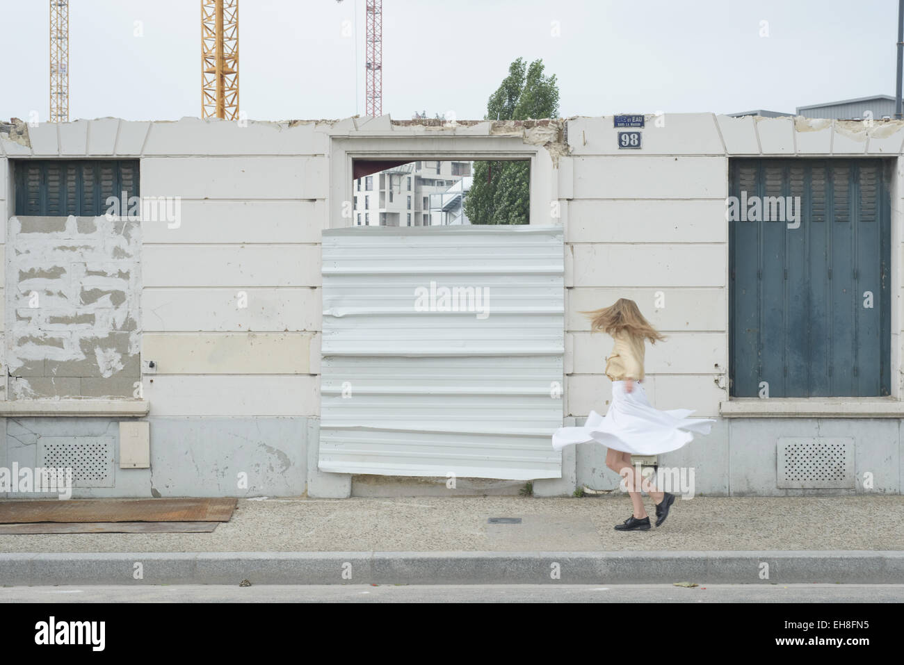 Frau auf einem zeitgenössischen städtischen Raum durchführen. Stockfoto