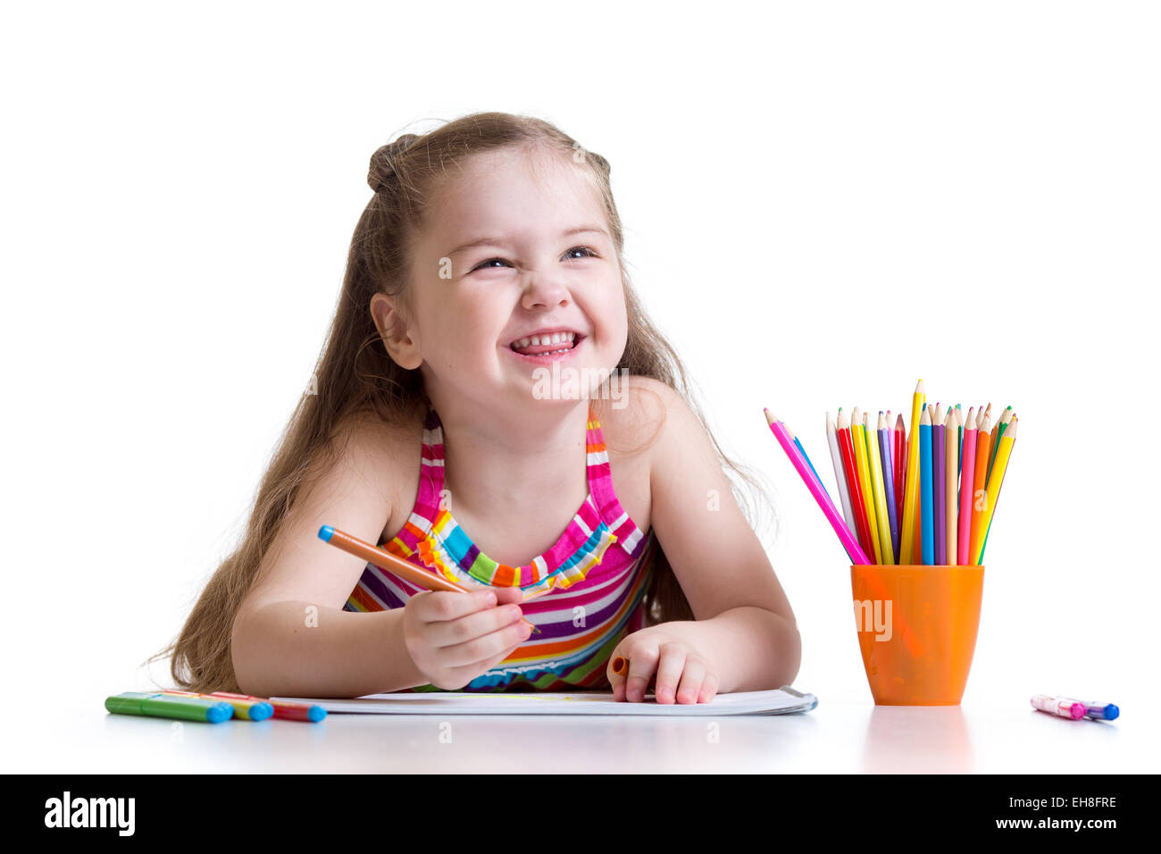 Schöne junge Mädchen zeichnen Stifte in einem Sketch Pad isoliert Stockfoto