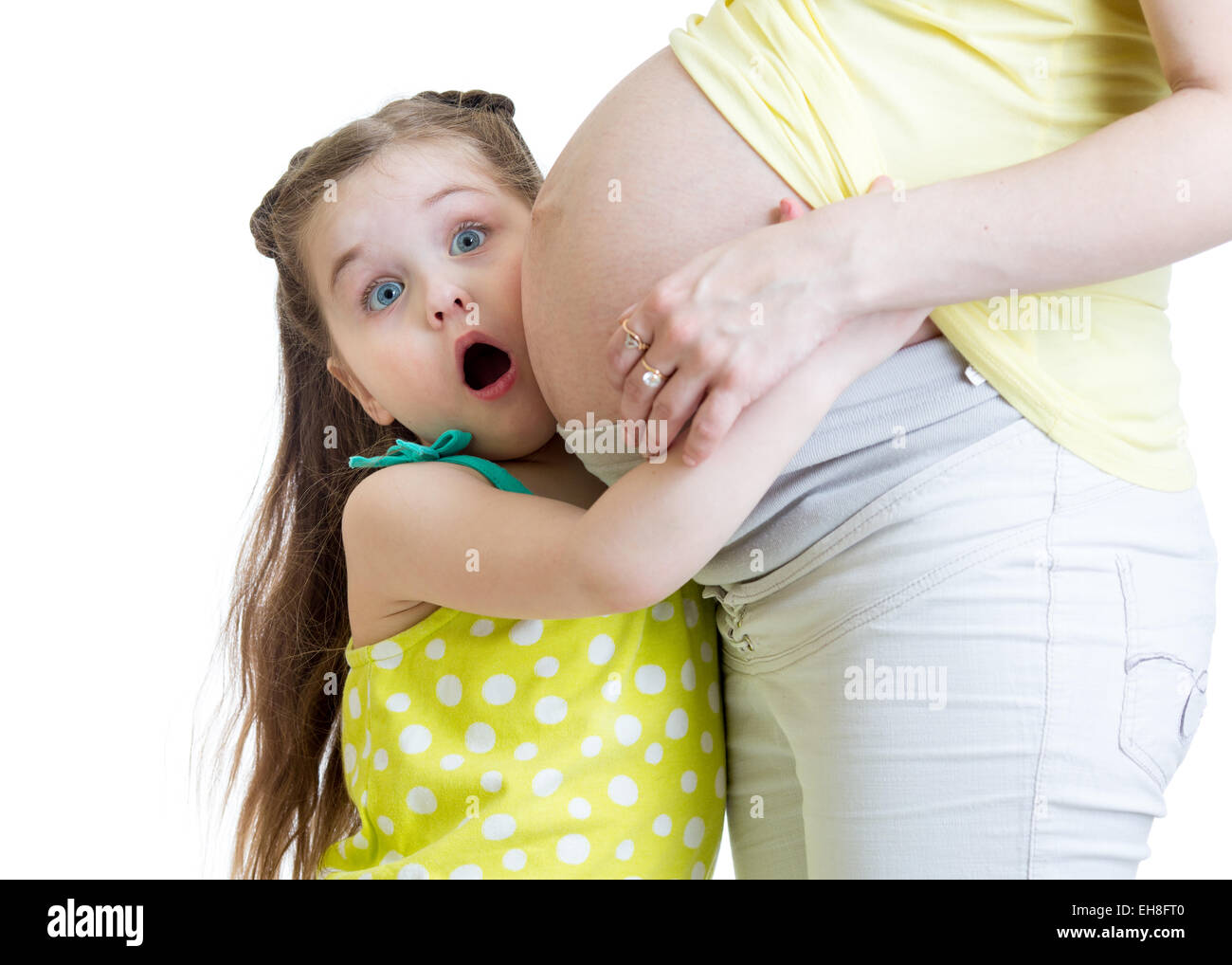 Überrascht, kleines Mädchen mit ihrer schwangeren Mutter Stockfoto