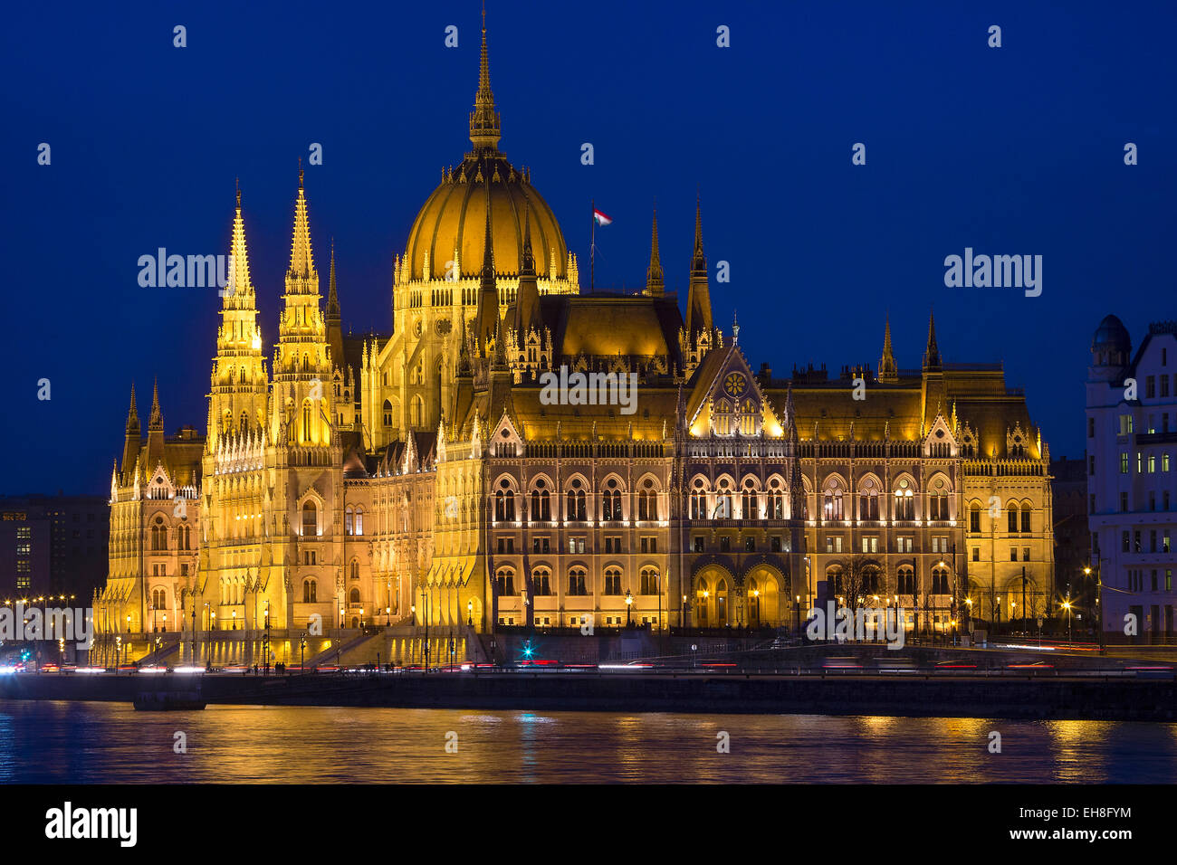 Parlamentsgebäude an der Donau, Budapest, Ungarn, in der Dämmerung. Stockfoto