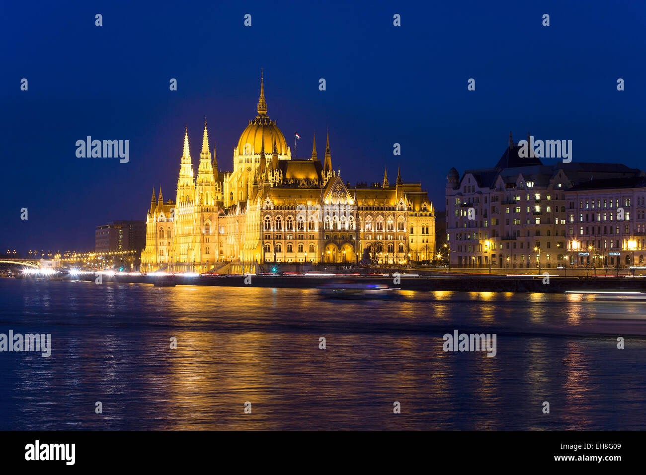 Parlamentsgebäude an der Donau, Budapest, Ungarn in der Abenddämmerung Stockfoto