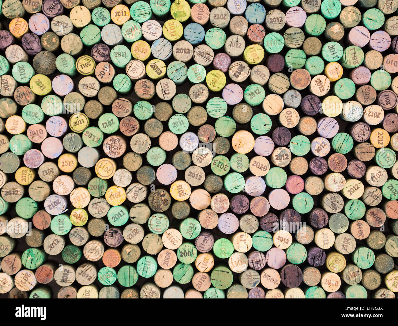 Farbige Weinflasche Korken, Hintergrund. Stockfoto