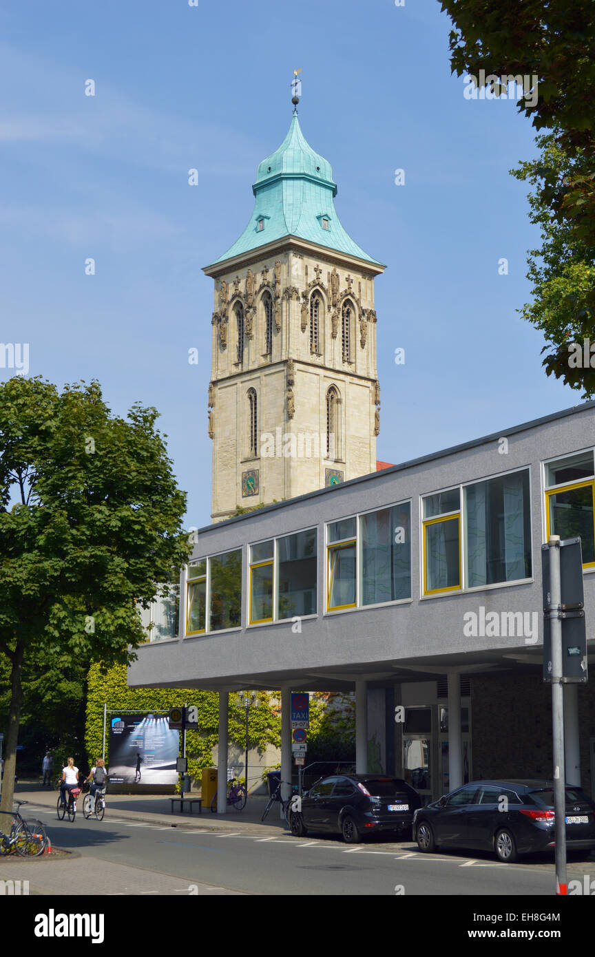 MUNSTER, Deutschland - AUGUST 2013: Alte und moderne Architektur in Gefangenschaft in einem Bild, Theater M? Nster und St. Martini Kirche Stockfoto