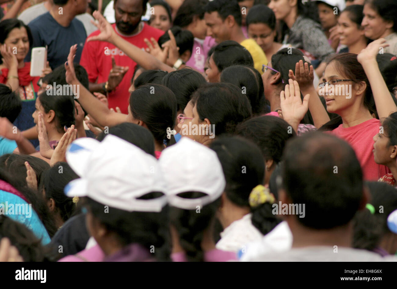 Menschen beobachten Zumba Tänzer zeigen das Fitnessprogramm glücklich Straßen tagsüber auf März 8,2015 in Hyderabad, Indien. Stockfoto