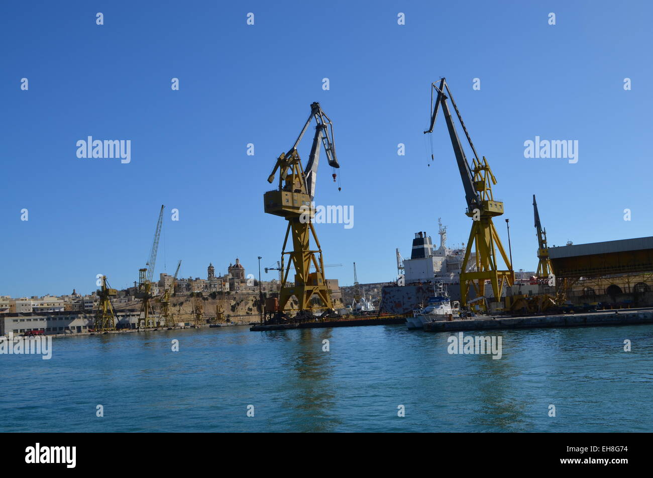 Fortsetzung der Reisepreis rund um den Hafen von Malta passieren wir zwei Kräne beschäftigt einige waren für den Hafen entladen... Stockfoto