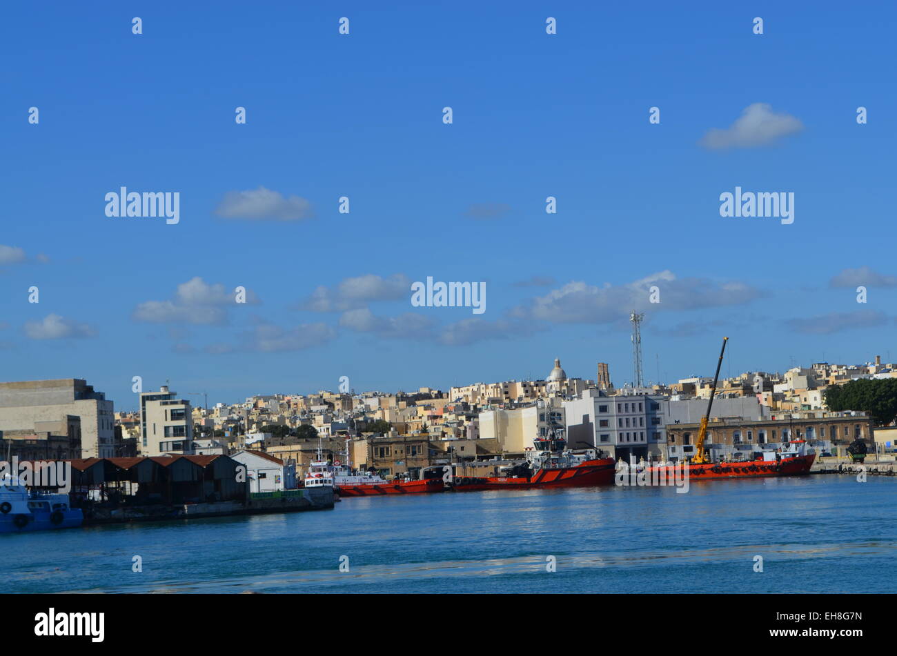 Kreuzfahrt rund um die Innenwände des Grand Harbour, die wir an ein anderes Boot vorbei es vertäut unter der gepackten Valletta. Stockfoto
