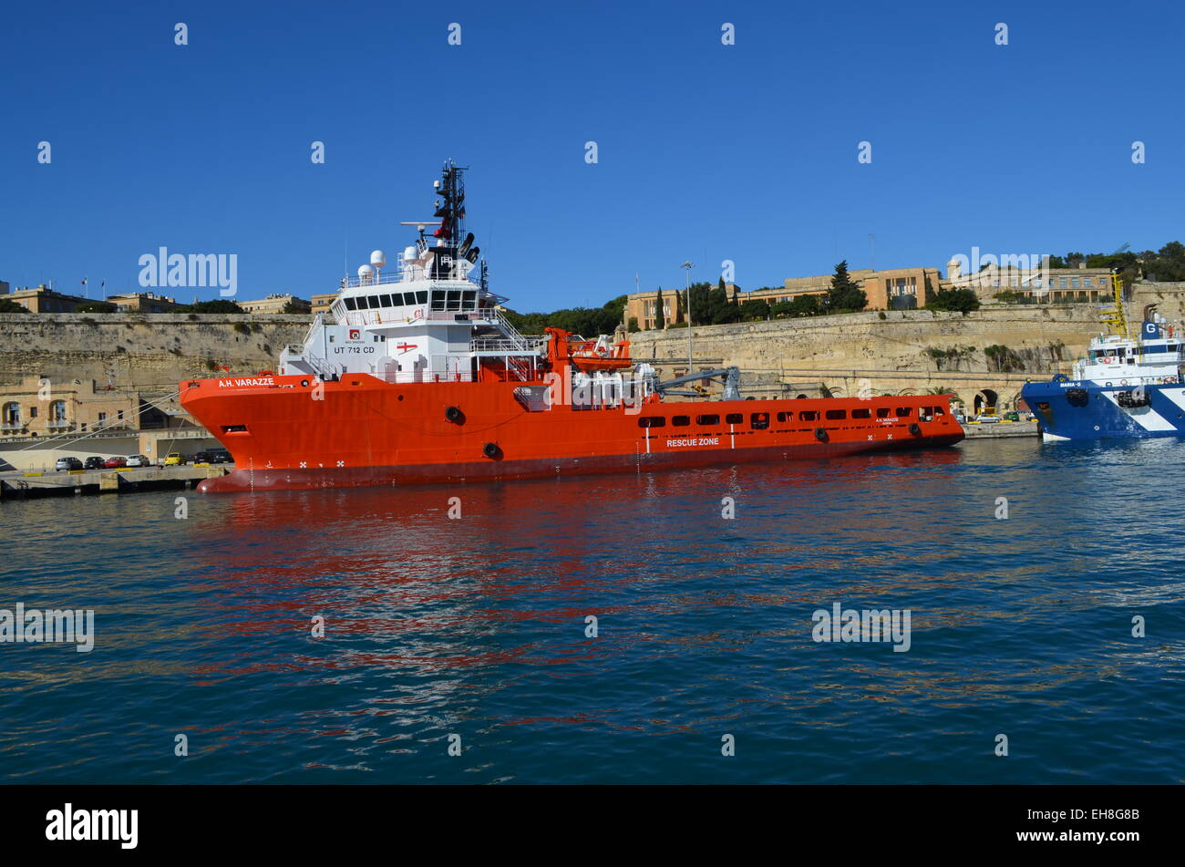 Kreuzfahrt rund um die Innenwände des Grand Harbour, die wir an ein anderes Boot vorbei es vertäut unter der gepackten Valletta. Stockfoto