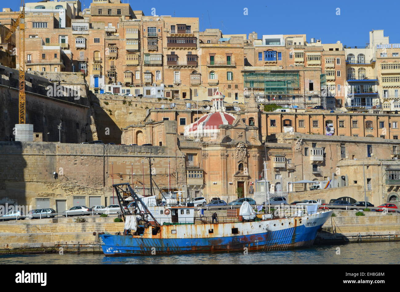Kreuzfahrt rund um die Innenwände des Grand Harbour, die wir an ein anderes Boot vorbei es vertäut unter der gepackten Valletta. Stockfoto