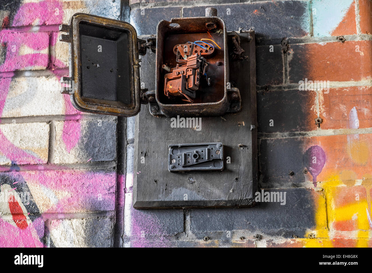 Stillgelegte und verlassene Kraftwerk mit Graffiti an allen Wänden und Schmutz auf dem Boden ein sehr gefährlicher Ort. Stockfoto