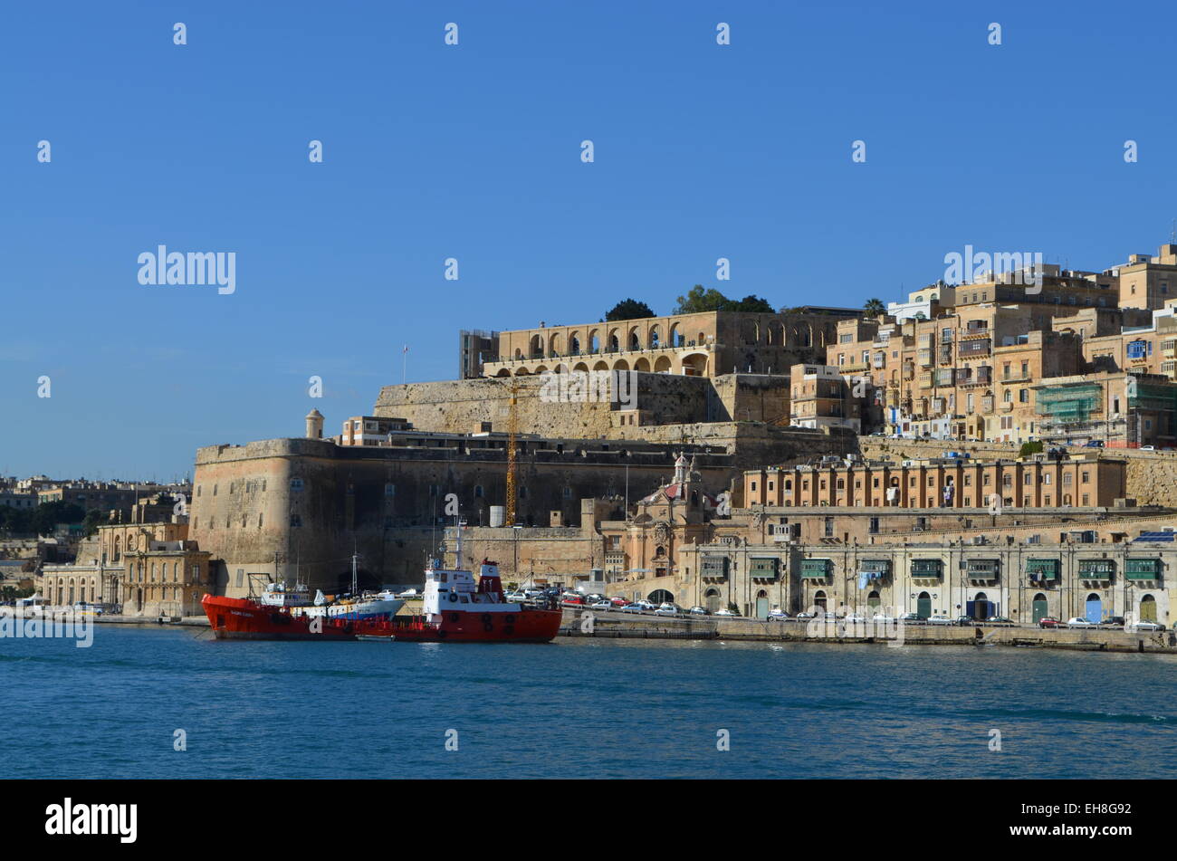 Kreuzfahrt rund um die Innenwände des Grand Harbour, die wir an ein anderes Boot vorbei es vertäut unter der gepackten Valletta. Stockfoto