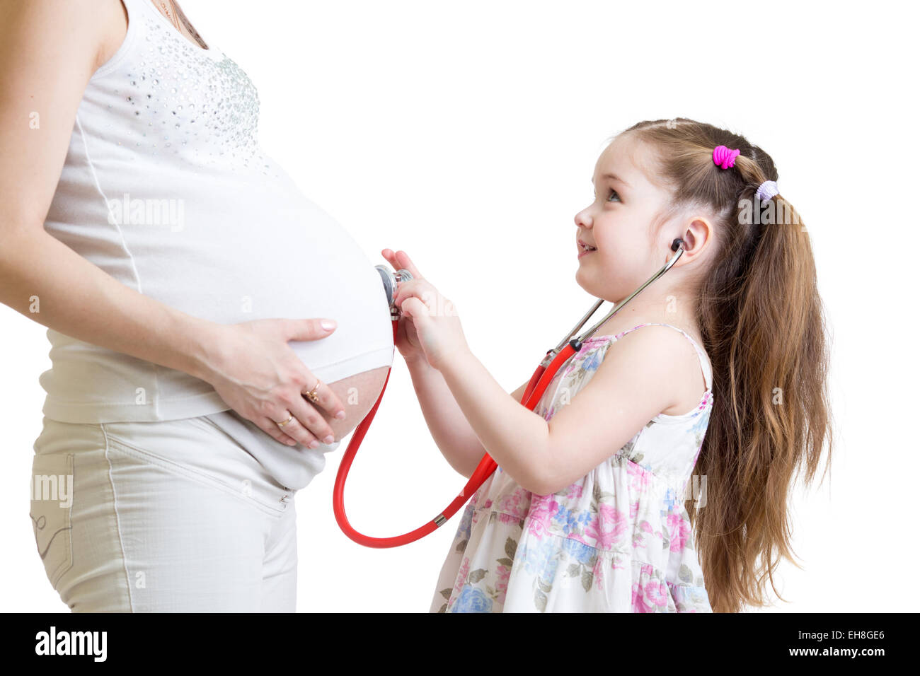 Kind Mädchen untersuchen schwangere Mutter Bauch Stockfoto