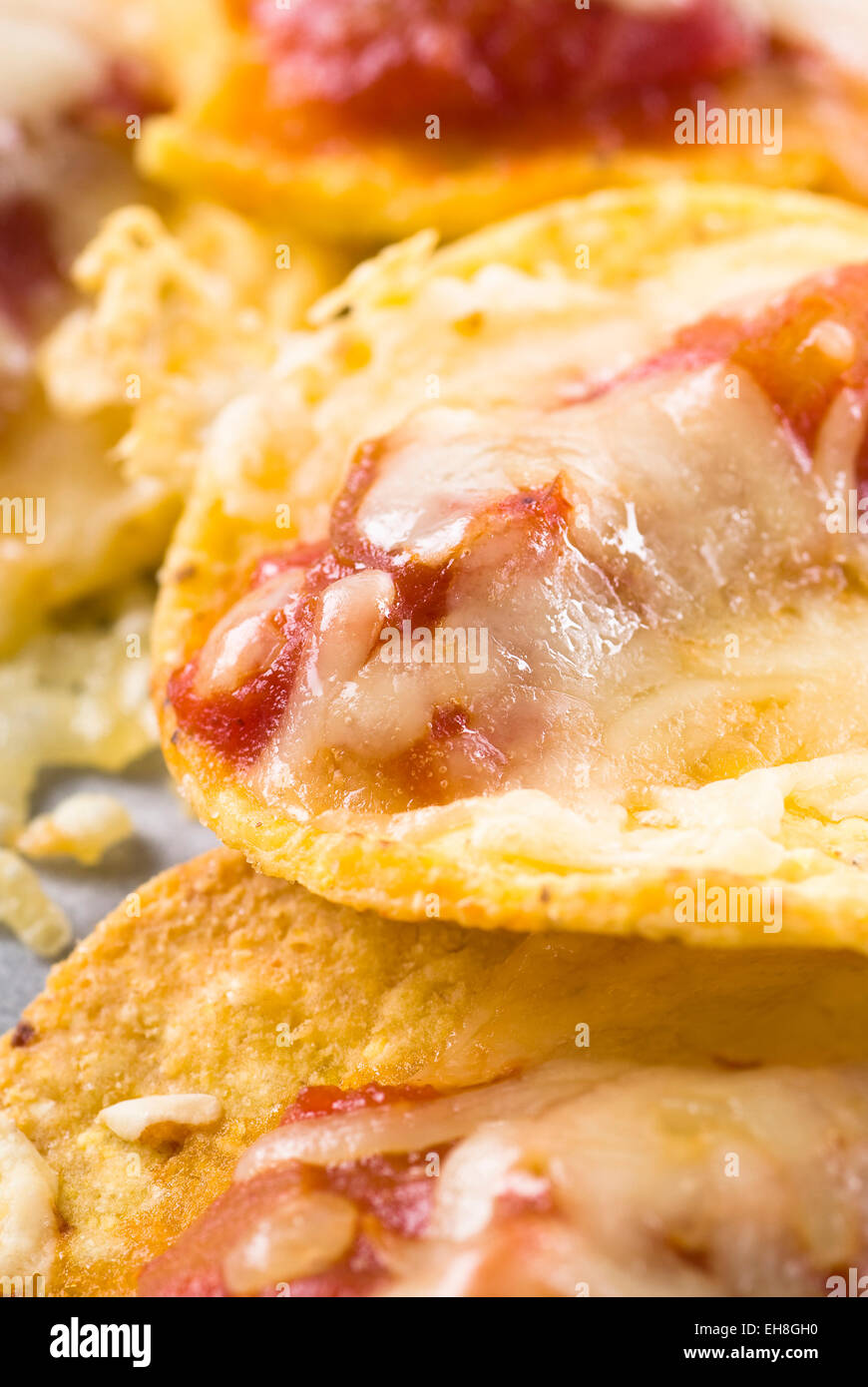 Nachos mit Chili-Sauce und Käse überbacken. Stockfoto