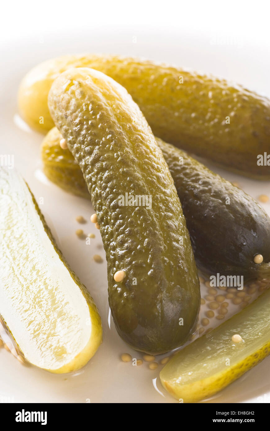 Dill Pickles mit Senfkörner auf einem Teller. Stockfoto