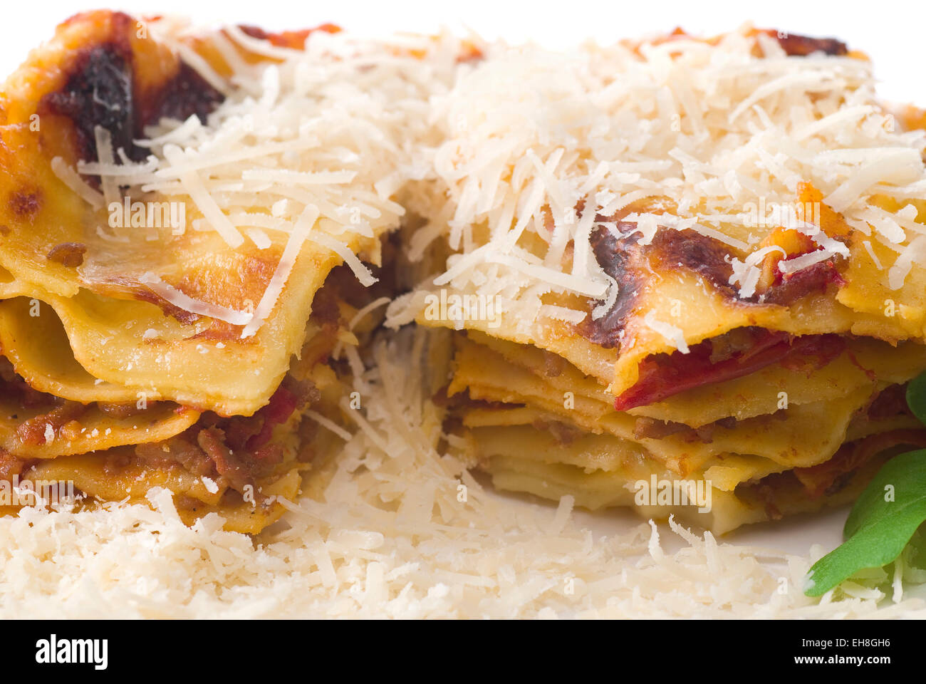 Lasagne mit geriebenem Parmesan. Stockfoto