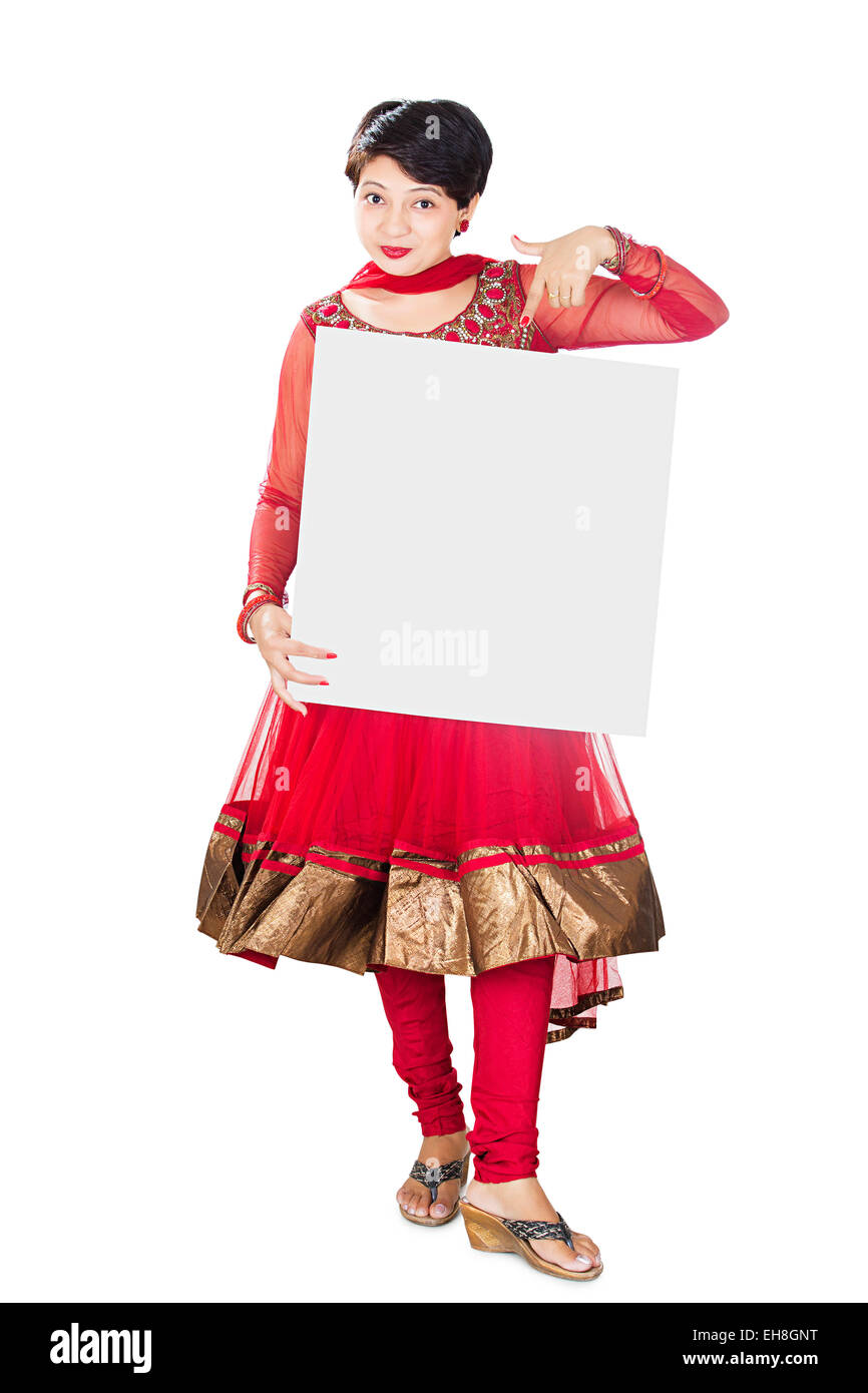 1 indische Erwachsene Frau Hausfrau Diwali Message Board zeigt finger zeigen Stockfoto