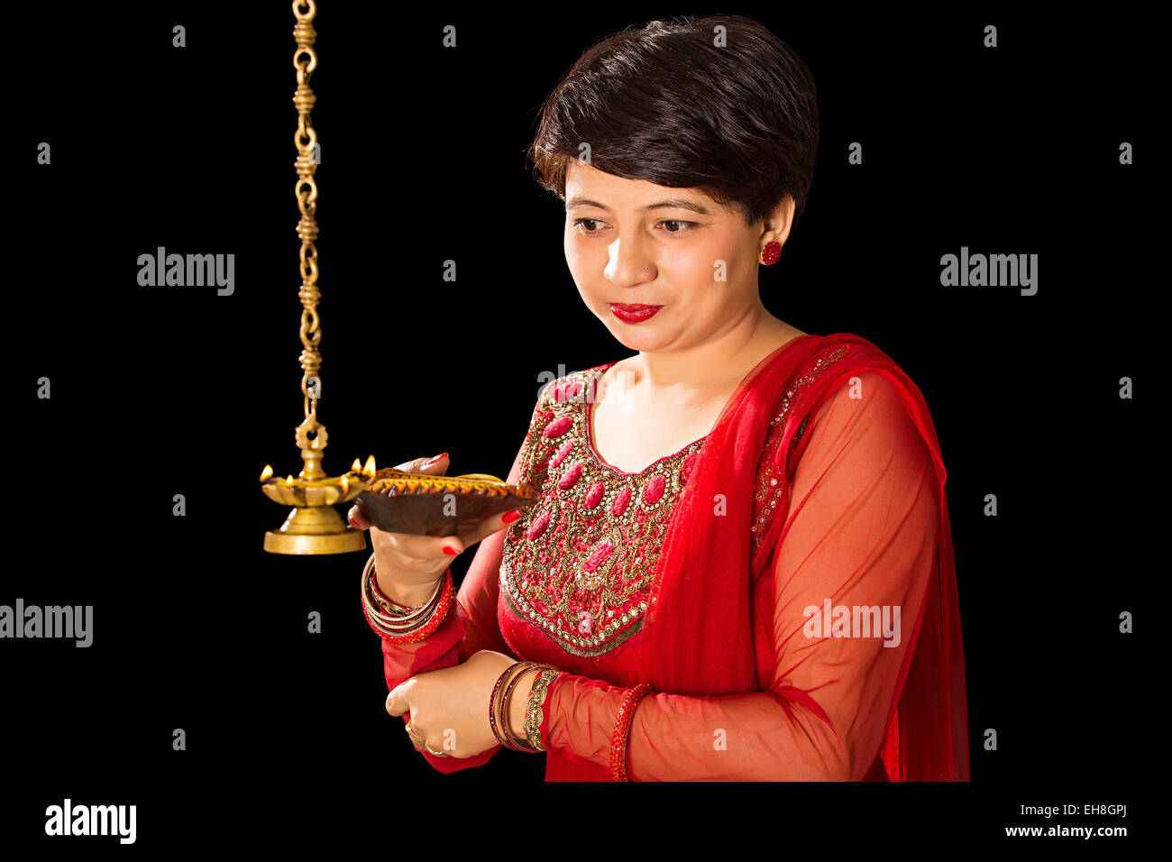 1 indische erwachsenen Frau Hausfrau Diwali hängende Lampe Anbetung Stockfoto