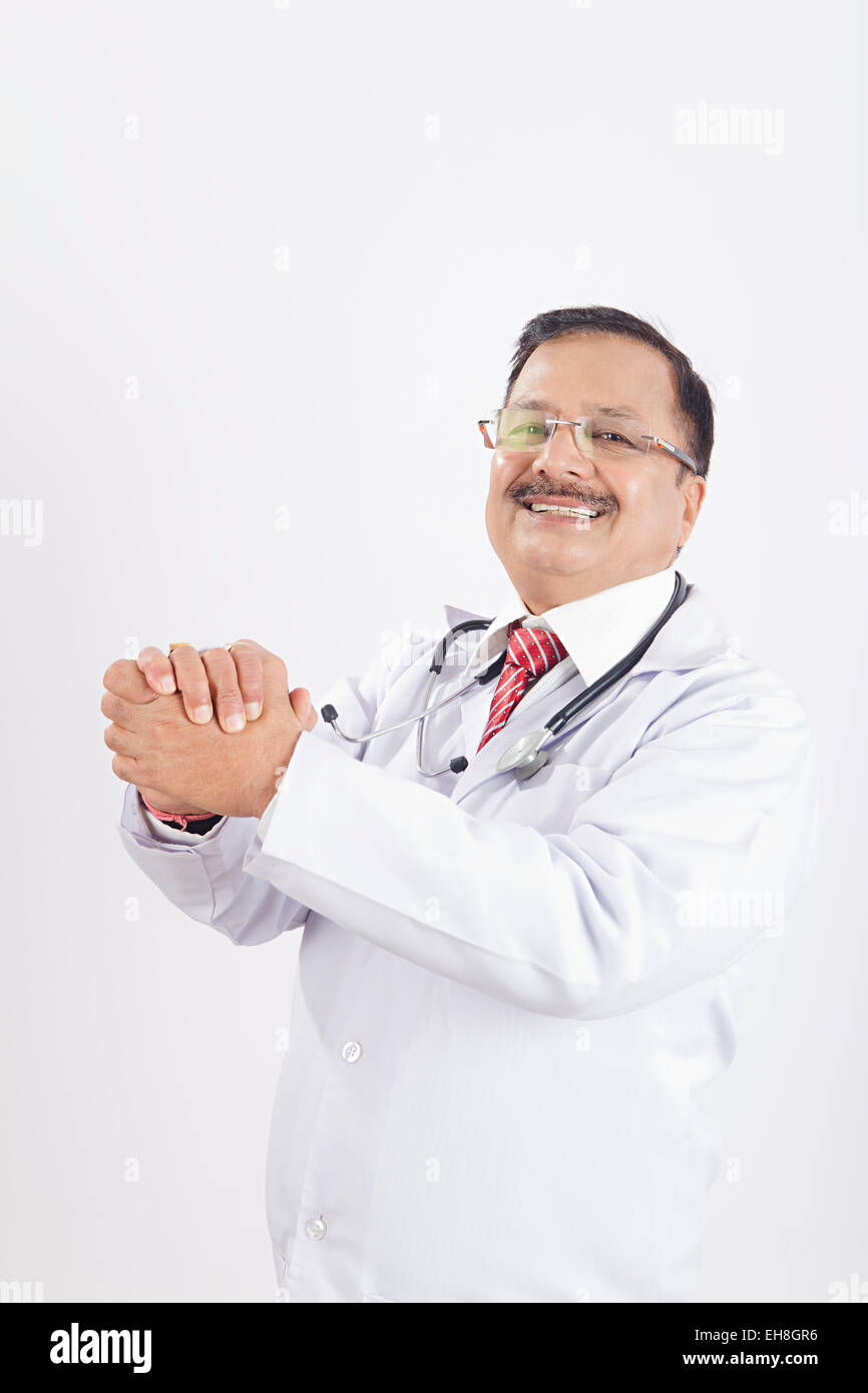 1 indische Senior erwachsener Mann Arzt stehend Hände verschränkt Stockfoto