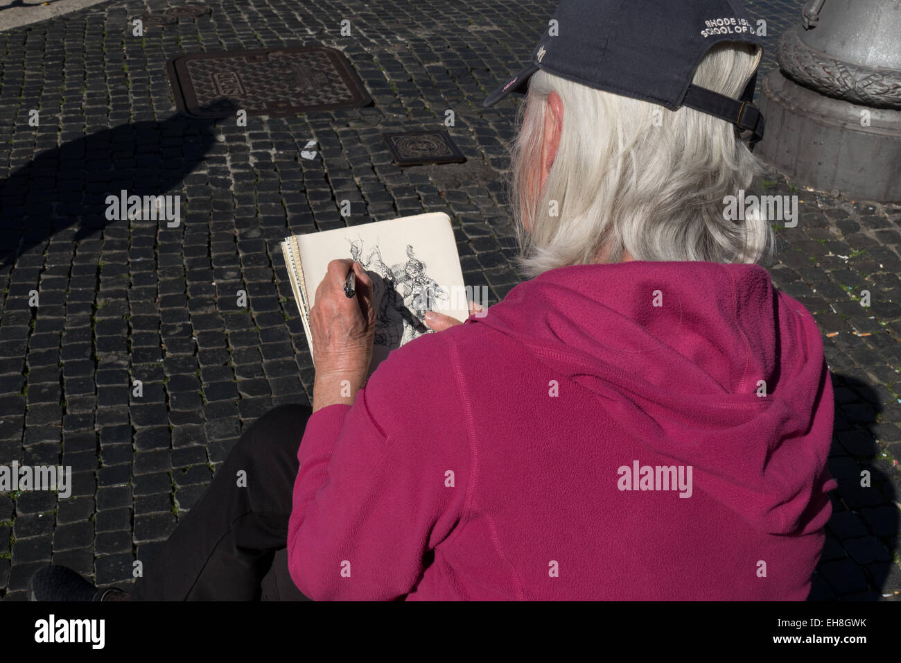 Frau skizzieren, Lady, Malerei, Künstler Zeichnung Brunnen. Piazza Navona, berühmten Platz mit Denkmal. Rom, Roma, Italy, Italia Stockfoto