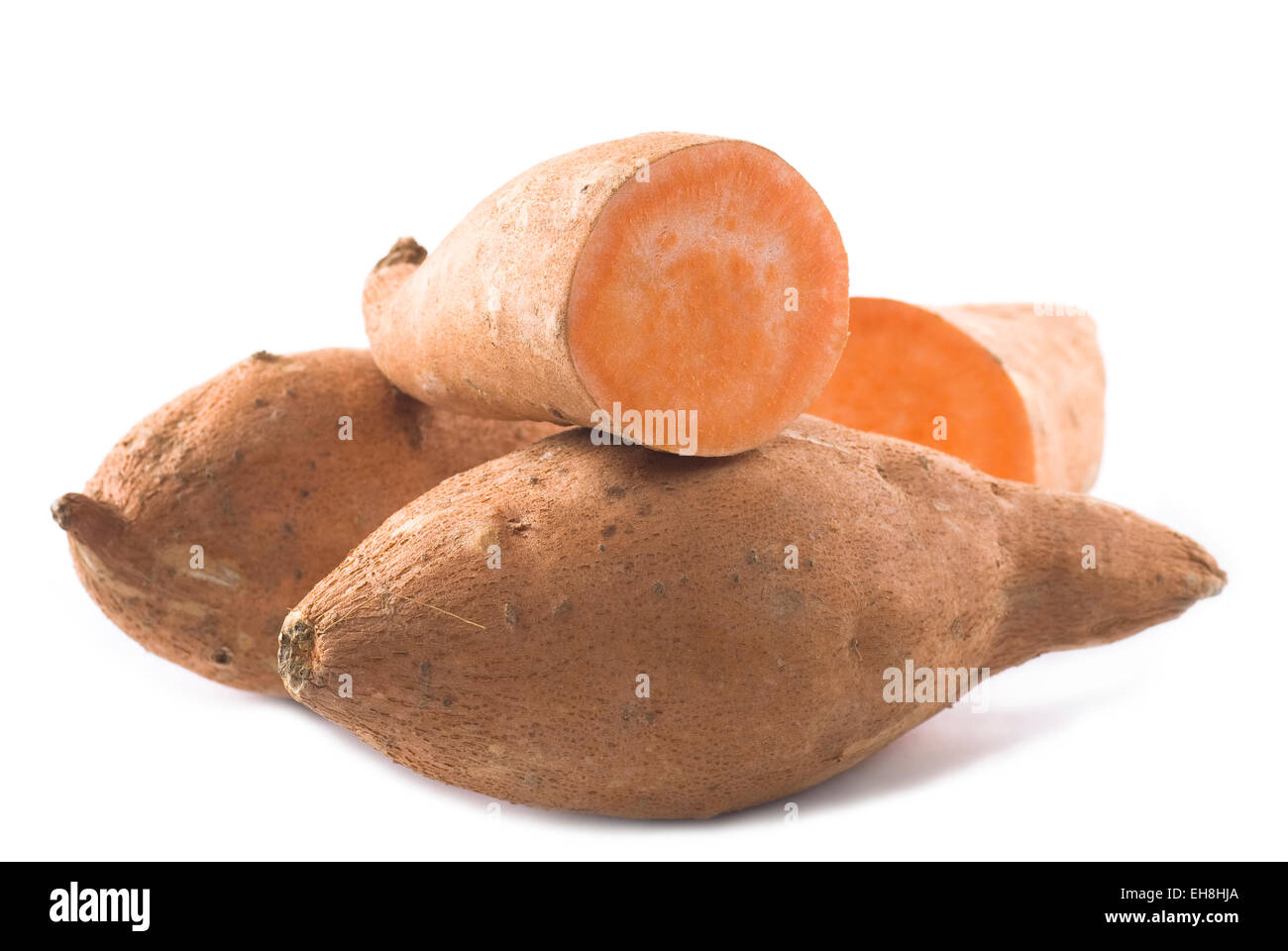 Rohen Süßkartoffeln auf weißem Hintergrund. Stockfoto