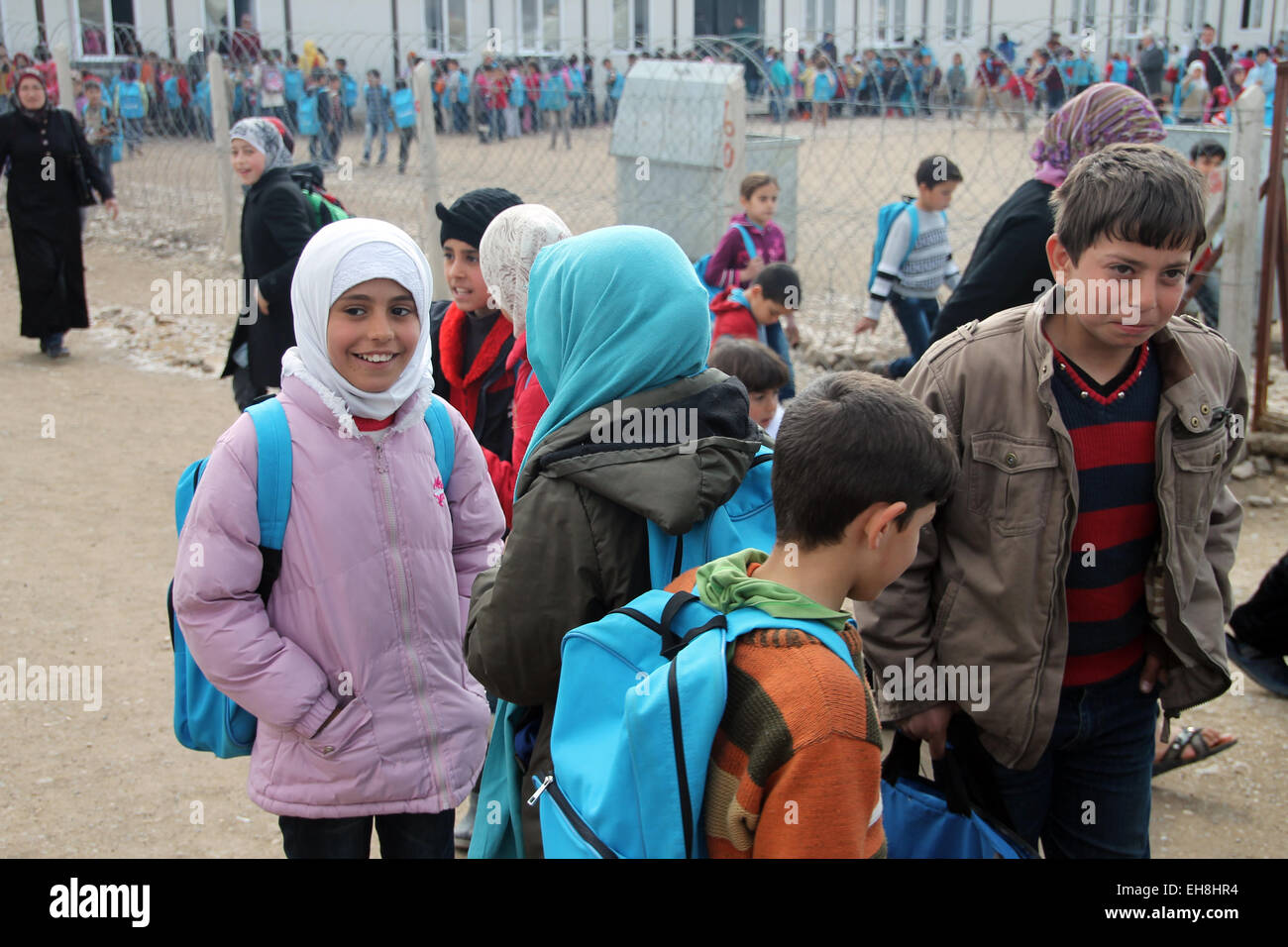Kahramanmaras, Türkei. 3. März 2015. Schülerinnen und Schüler stehen vor ihrer provisorischen Schule im Flüchtlingslager in Kahramanmaras, Türkei, 3. März 2015. Mehr als 3,8 Millionen Syrer entgangen den Bürgerkrieg in Syrien seit Beginn des Krieges vor vier Jahren am Sonntag, 15. März. 1, 6 Millionen Flüchtlinge haben Zuflucht in der Türkei gefunden. Kein anderes Land hat mehr Flüchtlinge beherbergt wurden. Die Lage der syrischen Flüchtlinge bleibt jedoch hoffnungslos trotz starken Bemühungen der Türkei. Foto: Können Merey/Dpa/Alamy Live News Stockfoto
