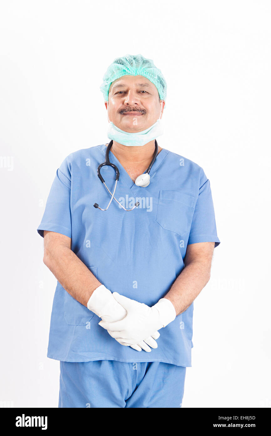 1 indische Senior erwachsenen Mann Chirurg Arzt stehend Stockfoto