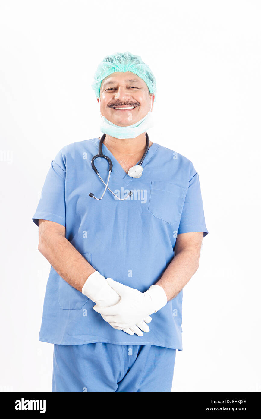 1 indische Senior erwachsenen Mann Chirurg Arzt stehend Stockfoto