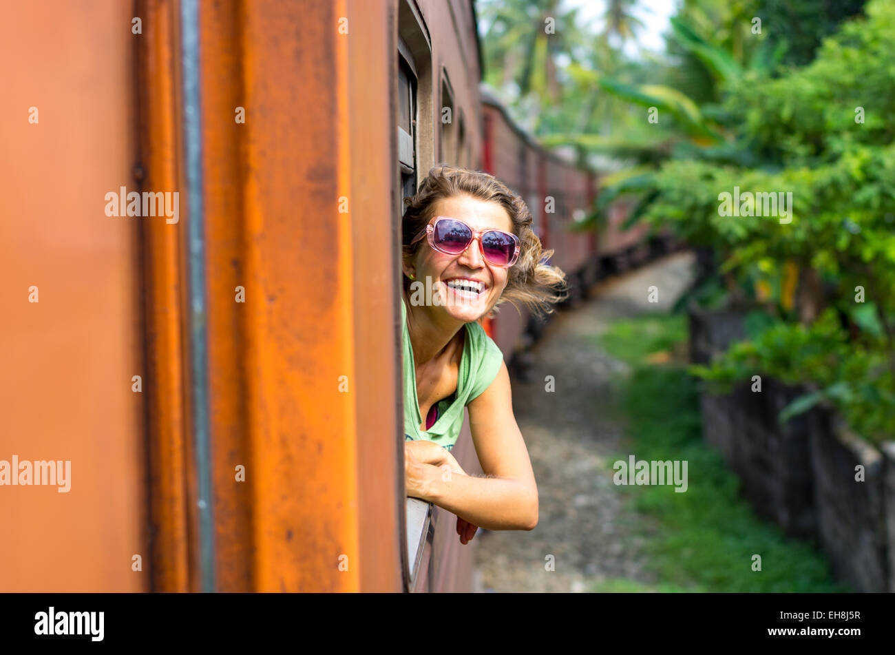 Junge Frau mit dem Zug reisen Stockfoto