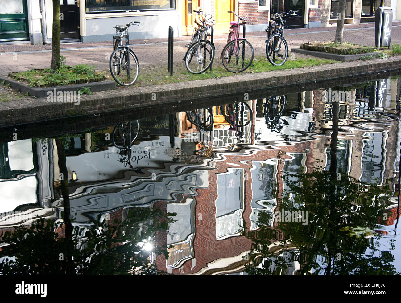 Canalside Szene mit Reflexionen, Delft, Holland Stockfoto