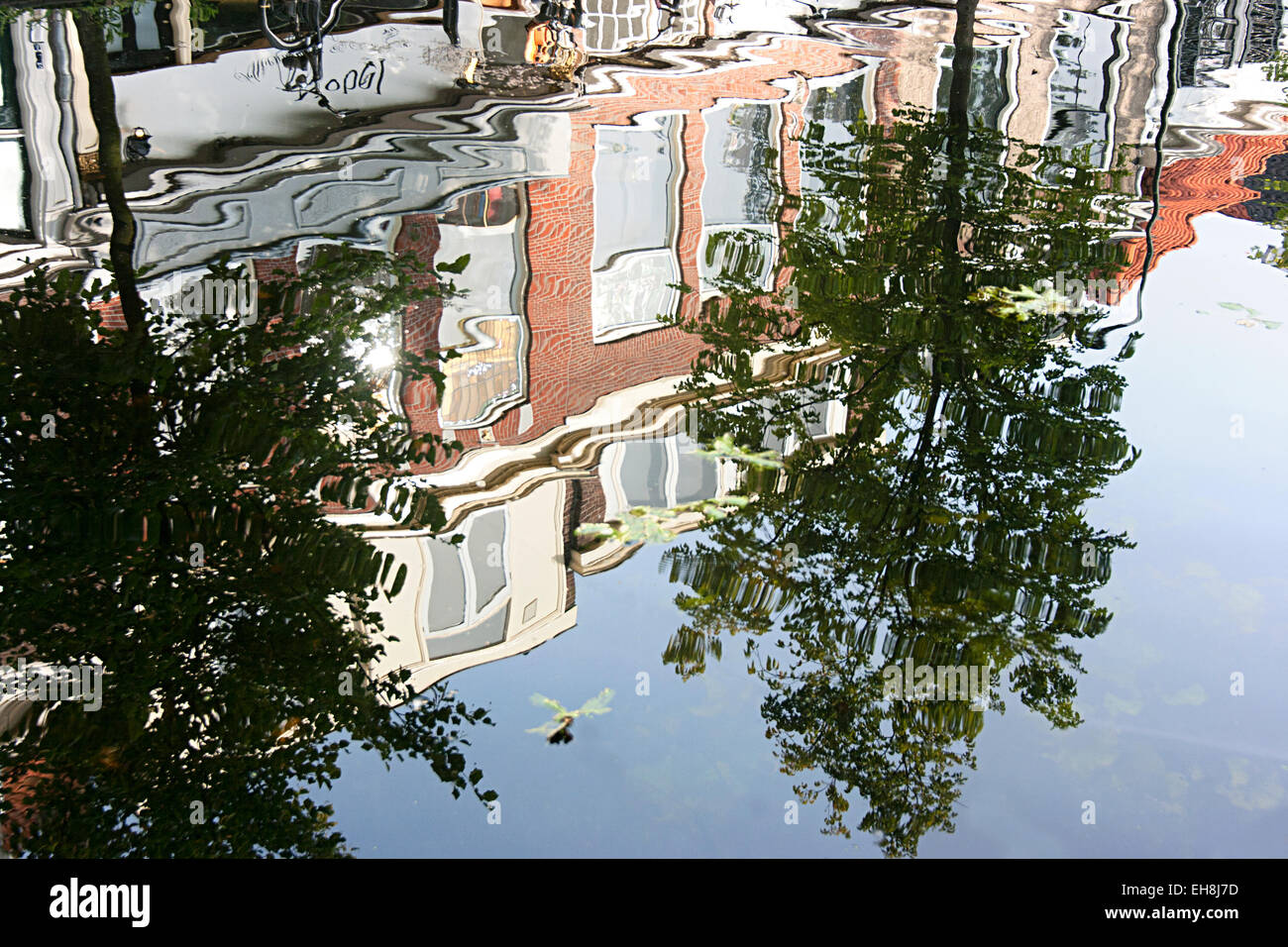 Reflexionen im Kanal, Delft, Holland Stockfoto
