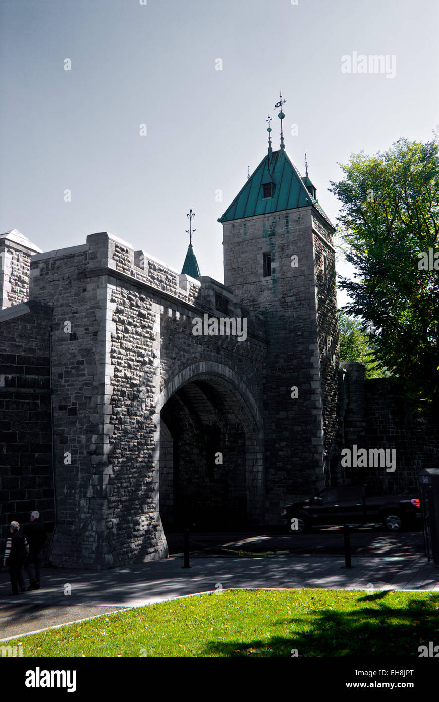 Stone arch Rue Saint Louis Gateway durch Mauer um old Quebec City Stockfoto