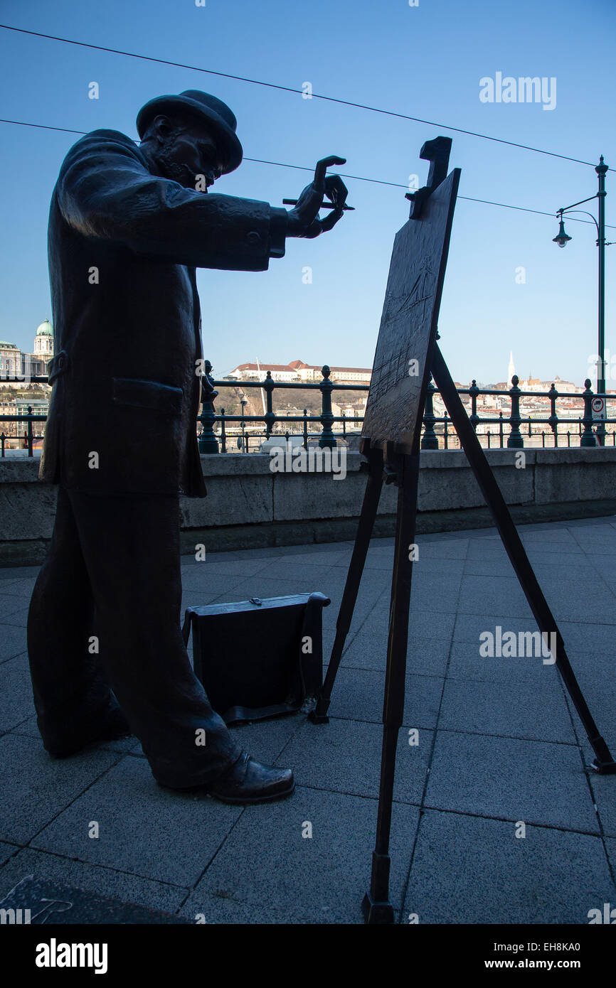 Bronzestatue eines Malers, Roskovics Igác, auf dem Danube River Damm vor dem intercontinental Hotel, Budapest, Ungarn Stockfoto