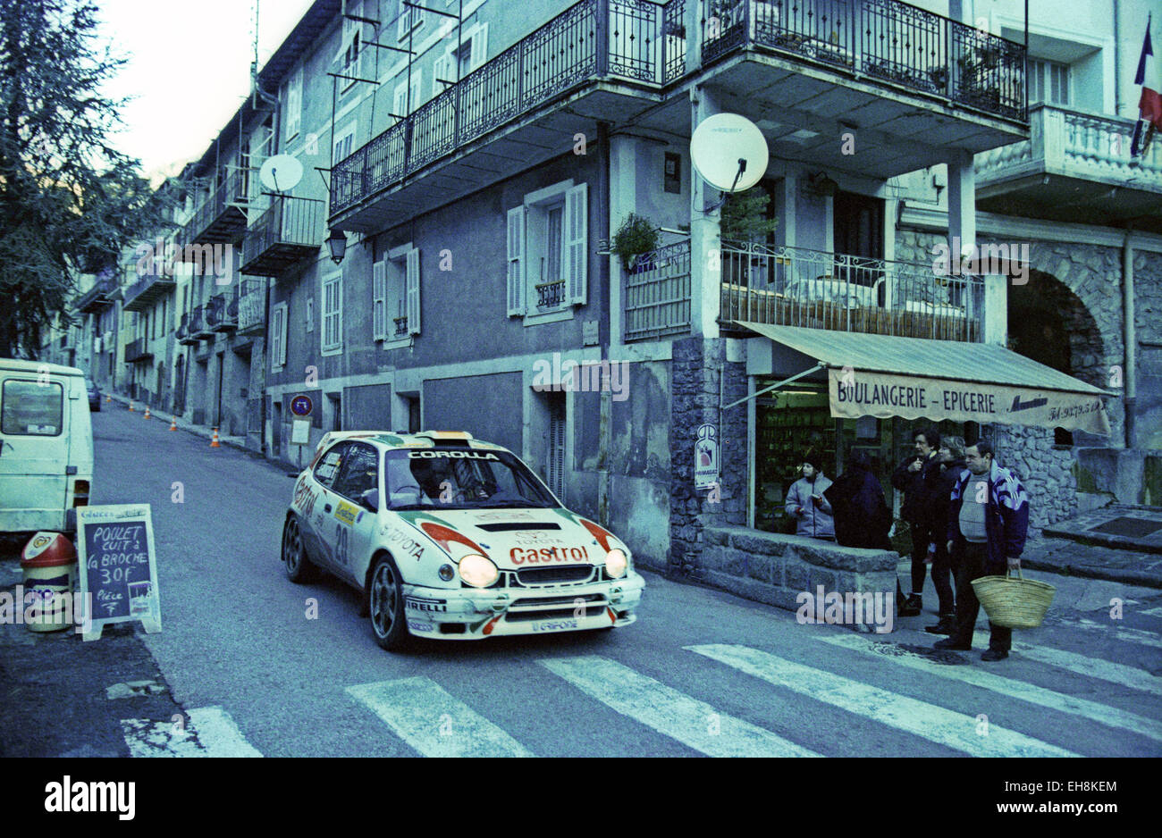 1999-Rallye Monte Carlo. Toyota Corolla WRC vorbei Trrough ein Dorf auf einer Bühne Stockfoto