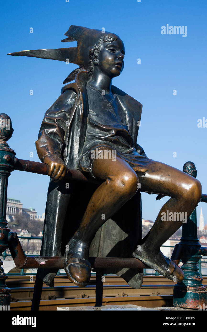 Laszlo Martons Bronze-Skulptur des "Kleinen Prinzen" (Kiskiralylany) auf dem Danube River Damm von Vigadoter, Budapest Stockfoto