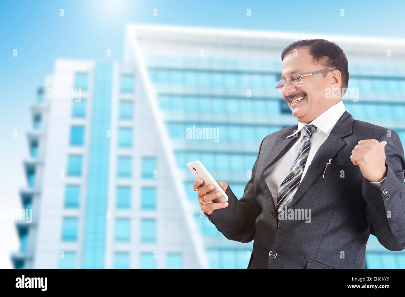 1 indische Business Mann Dialing Handy Stockfoto