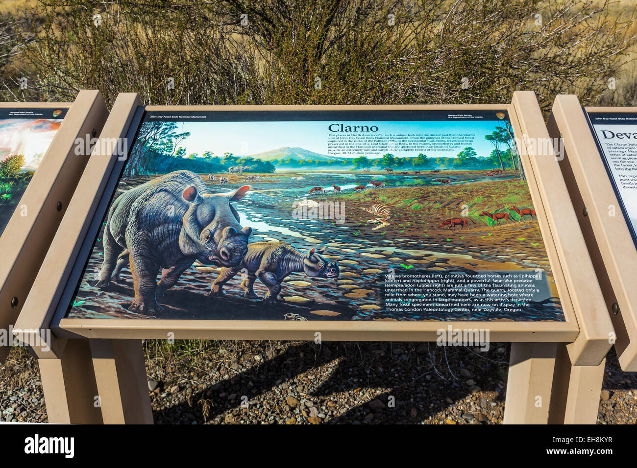 Interpretierende Zeichen für die Clarno Einheit des John Day Fossil Beds National Monument, Oregon, USA Stockfoto