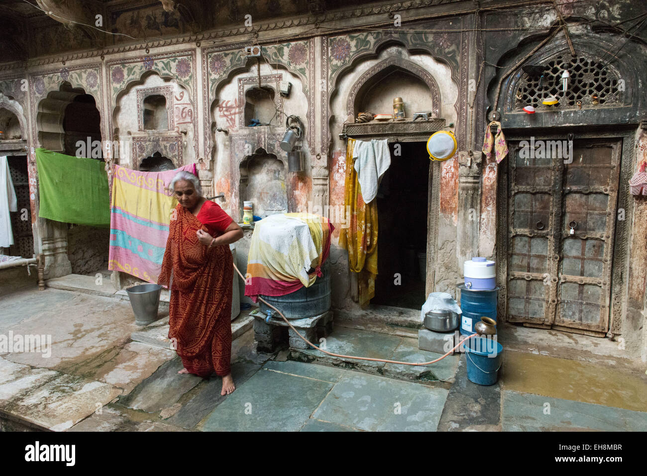 Mandawa, alte Frau lebt in heruntergekommen haveli Stockfoto