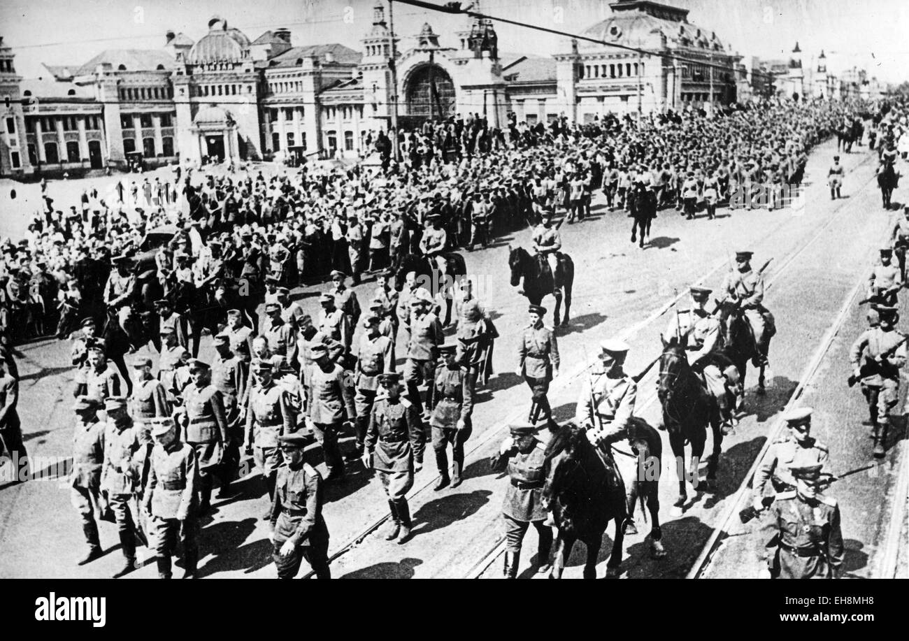 Rote Armee Einheiten vorab ihre erbeuteten deutschen Kriegsgefangenen im Jahr 1944 durch Moskau vorgeführt wird Stockfoto