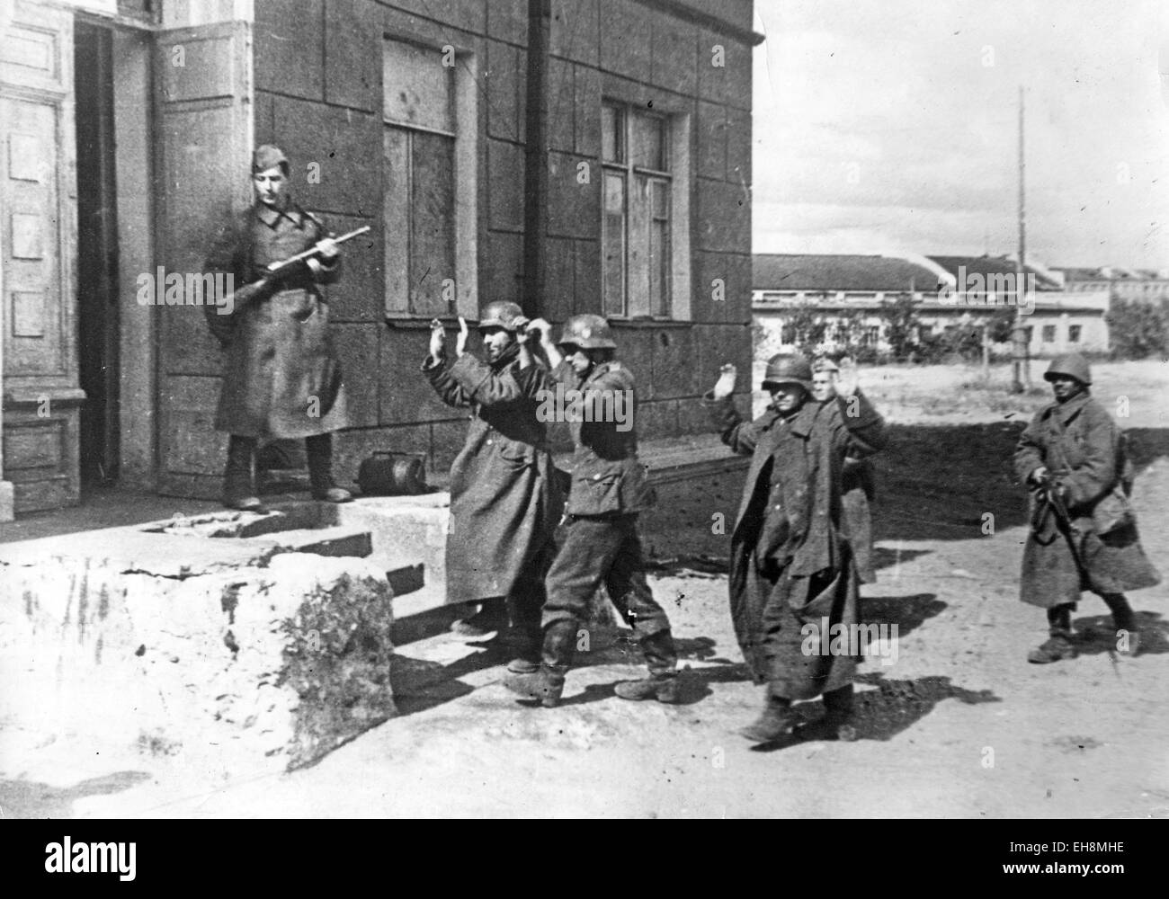 DEUTSCHE Häftlinge sind in das sowjetische Hauptquartier auf die Woronescher Front zum Verhör im Januar 1943 marschierte. Stockfoto
