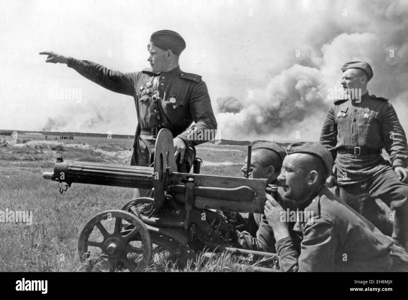 SOWJETISCHE MASCHINENGEWEHR TRAININGSEINHEIT 1945. Rote Armee Leutnant Einweisung im Umgang mit dem PM M1910 schwere Maschinengewehr in Ungarn besetzt Stockfoto