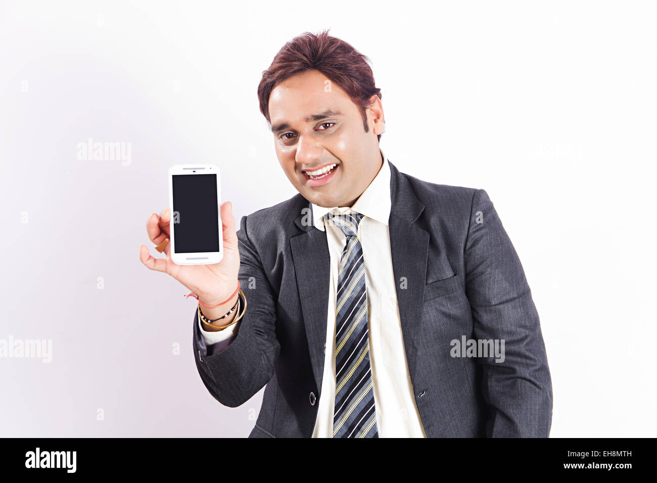1 indische Business Mann Mobiltelefon zeigt Qualität Stockfoto