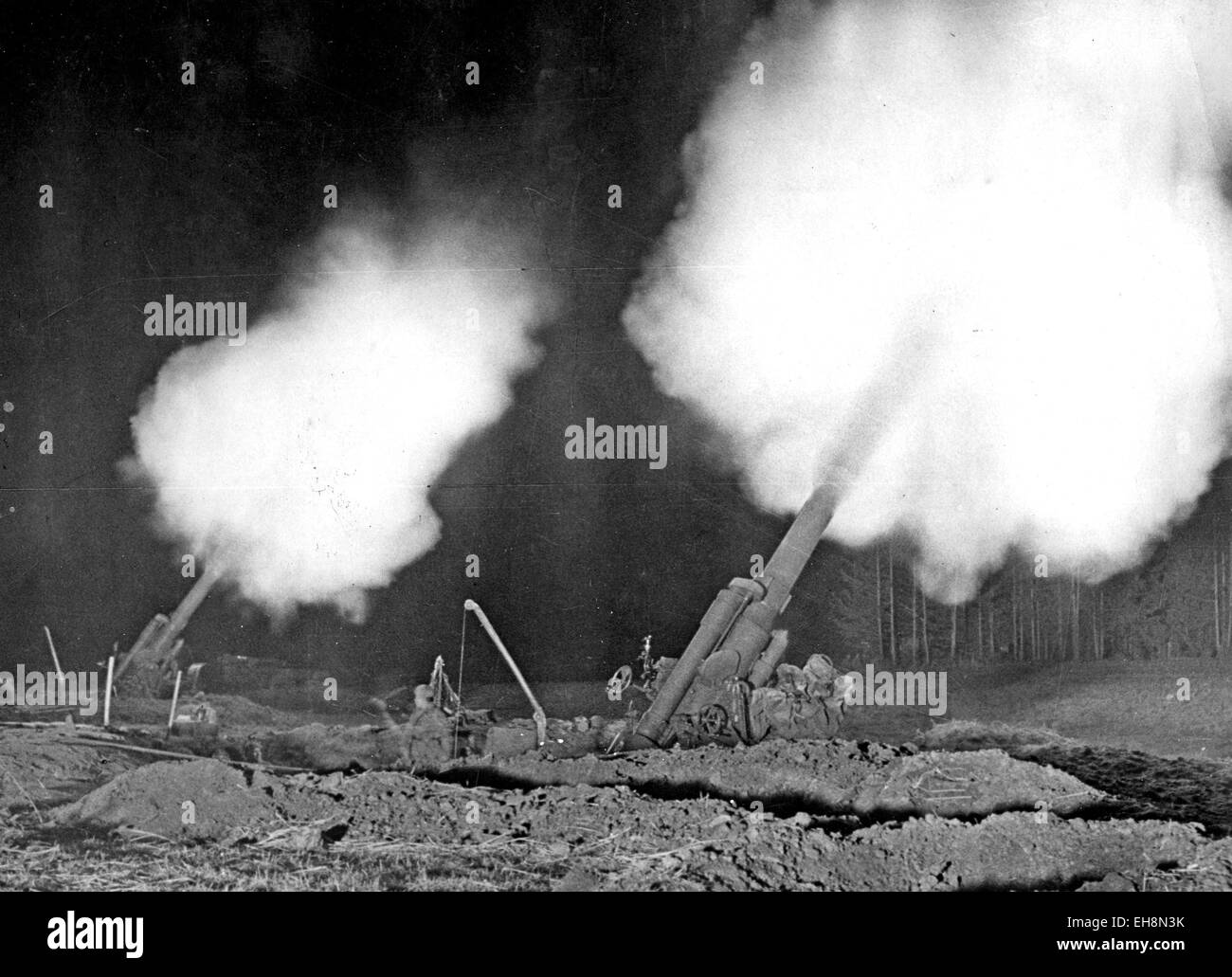 SOWJETISCHE 152mm M1935 Geschütze feuern in Ostpreußen im Jahre 1945. Stockfoto
