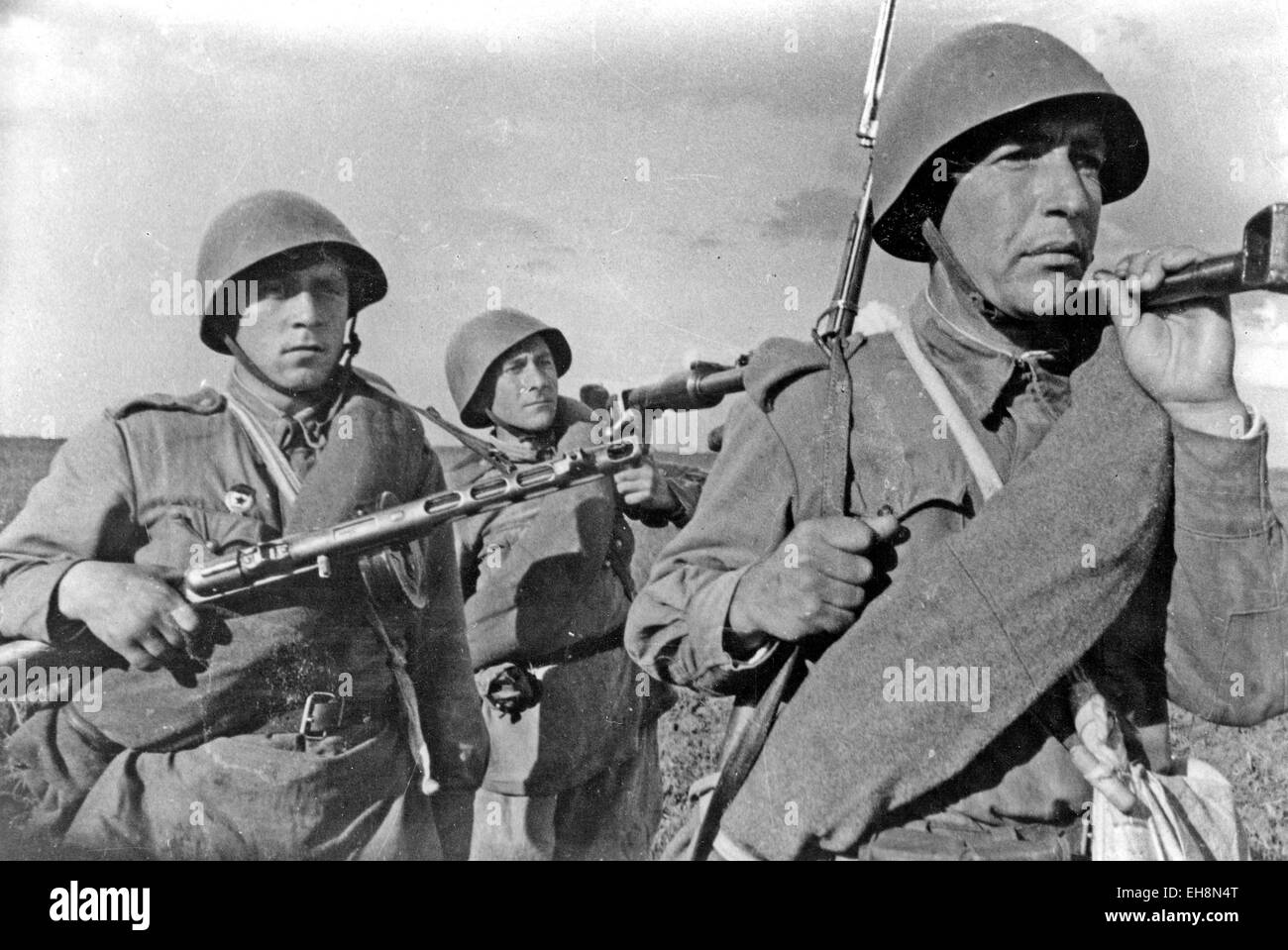 Dritte Schlacht von KHARKOV, Ukraine, Februar / März 1943. Sowjetische Anti-Tank "Gunners" mit Maschinenpistolen PPSh-41 Trommel zugeführt Stockfoto
