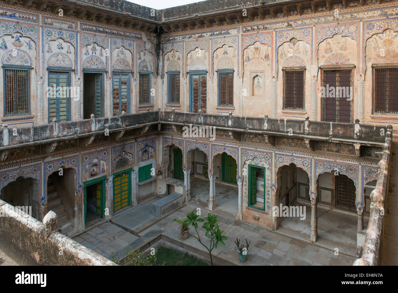 Mandawa Haveli Innenhof mit schönen Architektur und blauen Fresken Stockfoto