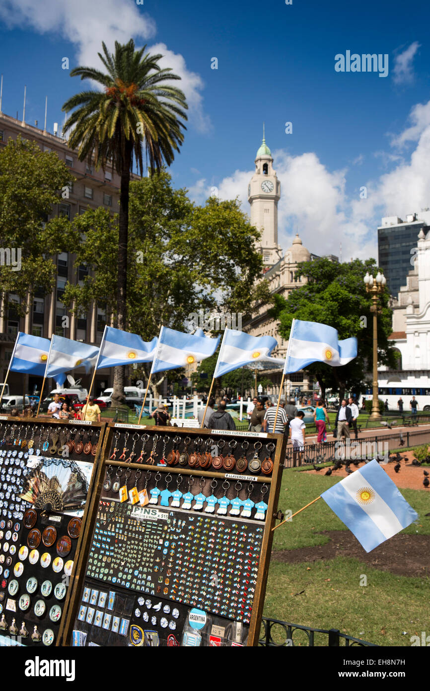 Argentinien, Buenos Aires, Plaza de Mayo, Souvenir-Stall, argentinische Flaggen zum Verkauf Stockfoto
