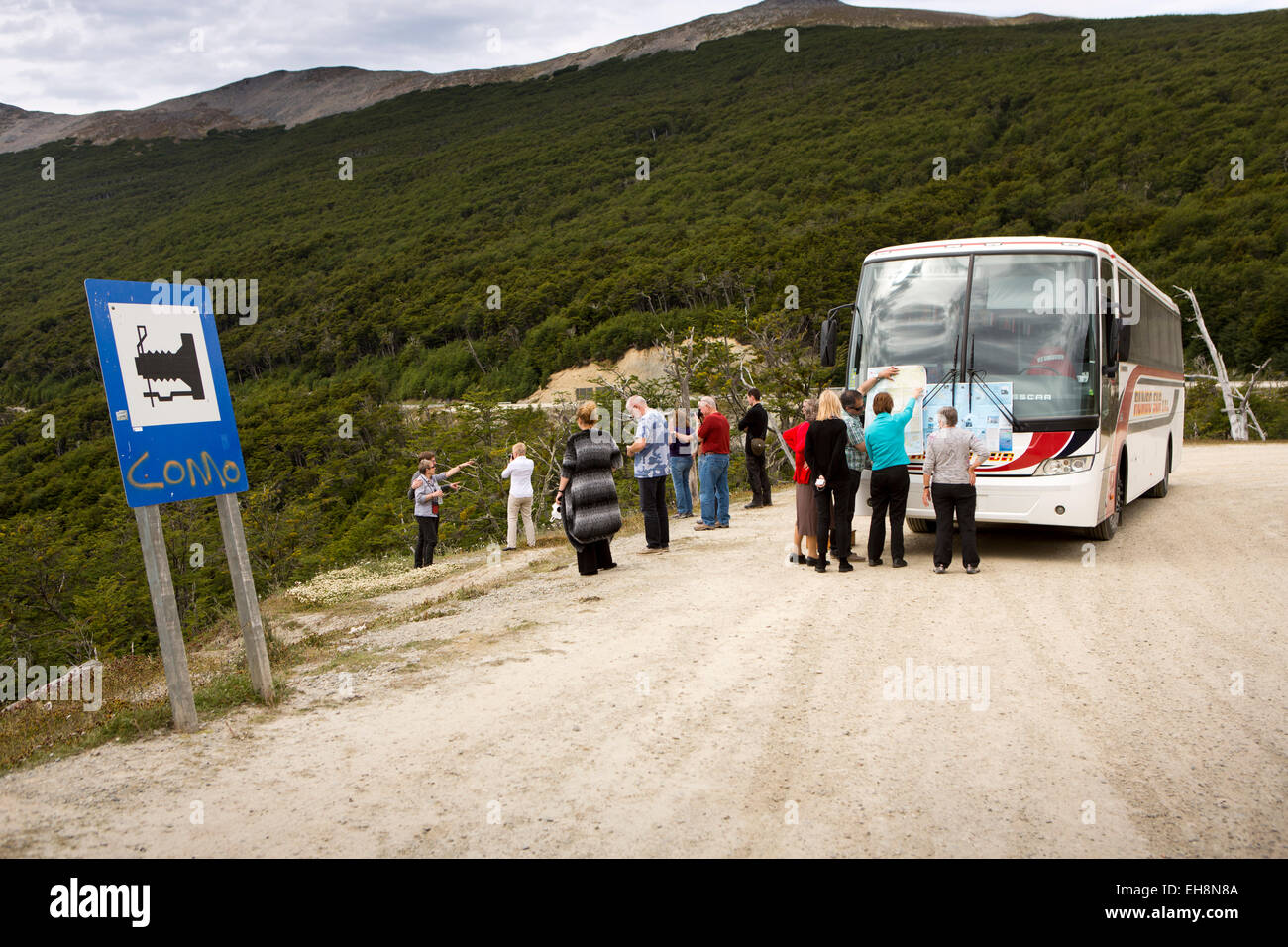 Argentinien, Feuerland, Ushuaia, Touristenbus am Lago Escondida Sicht Stockfoto