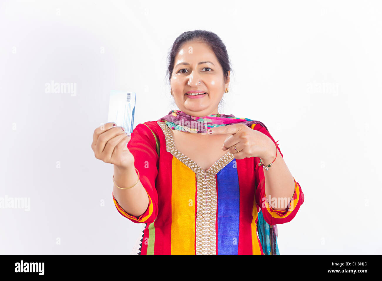 1 indische Senioren Adult Woman Credit Card mit Schuldzuweisungen Stockfoto