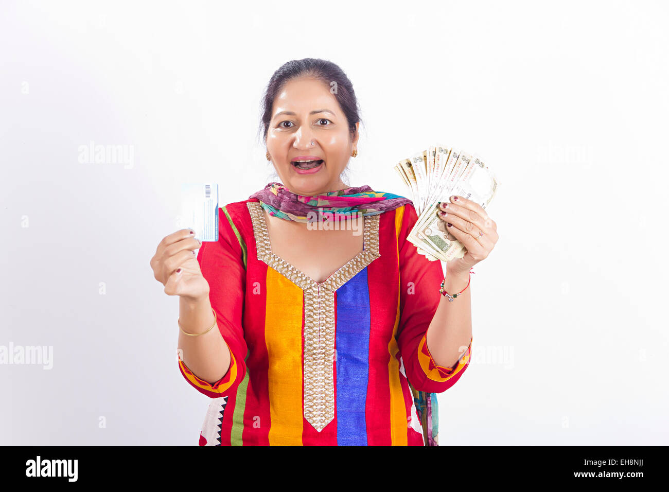 1 indische Senioren Erwachsene Frau Geld und Kredit Karte anzeigen Stockfoto