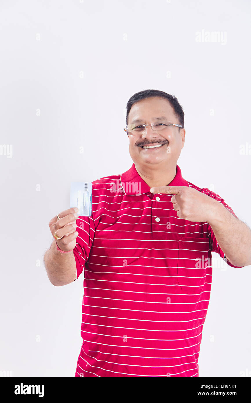 1 indische Senioren erwachsener Mann Kreditkarte mit Schuldzuweisungen Stockfoto