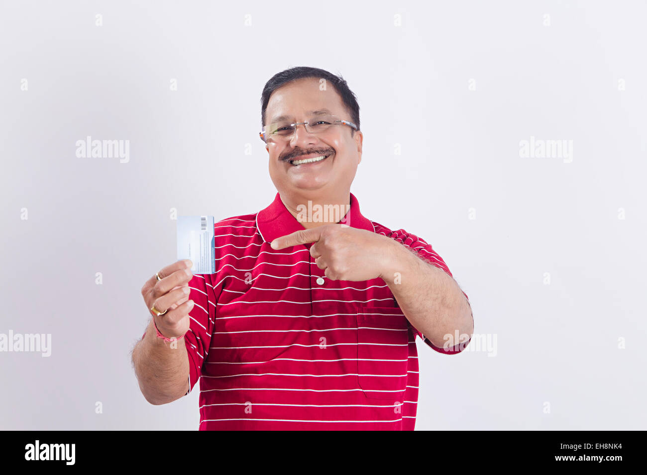 1 indische Senioren erwachsener Mann Kreditkarte mit Schuldzuweisungen Stockfoto